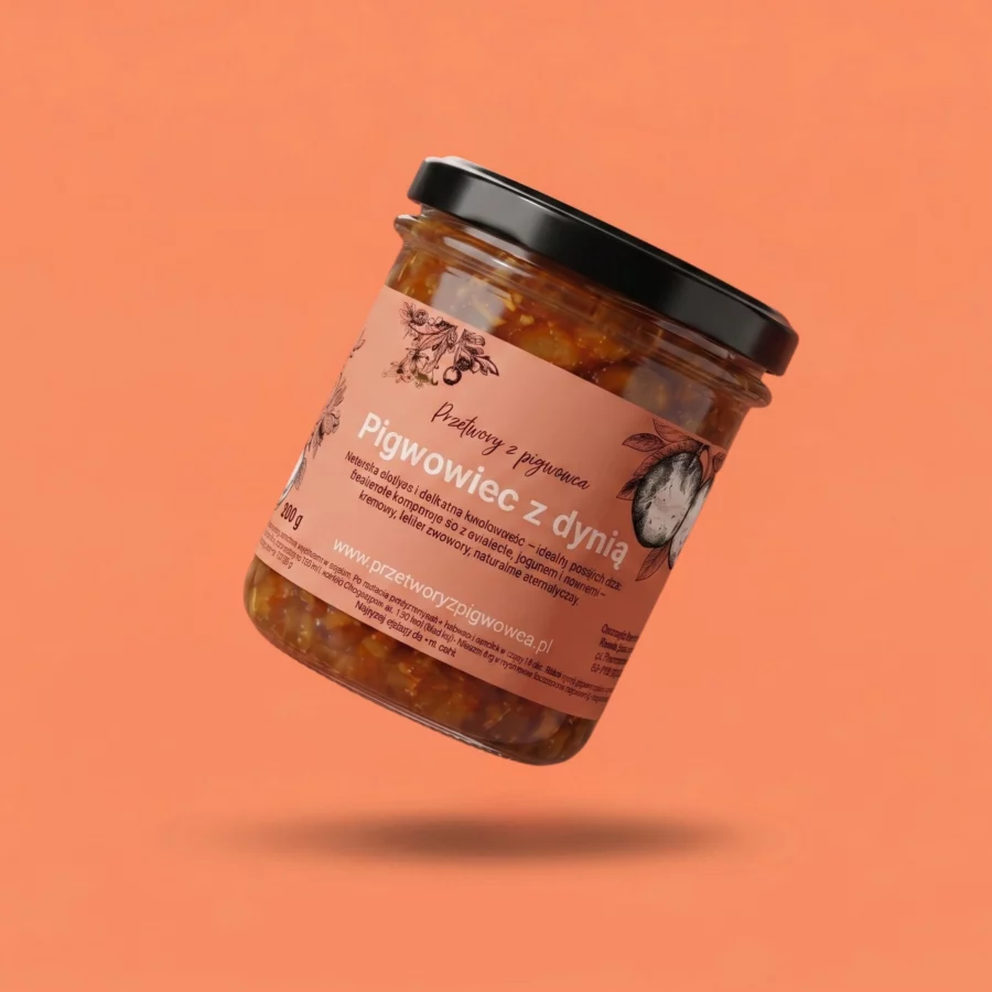 Słoik przetworów o smaku pigwowca z dynią na tle pomarańczowego. Produkt lokalny, 300g.
