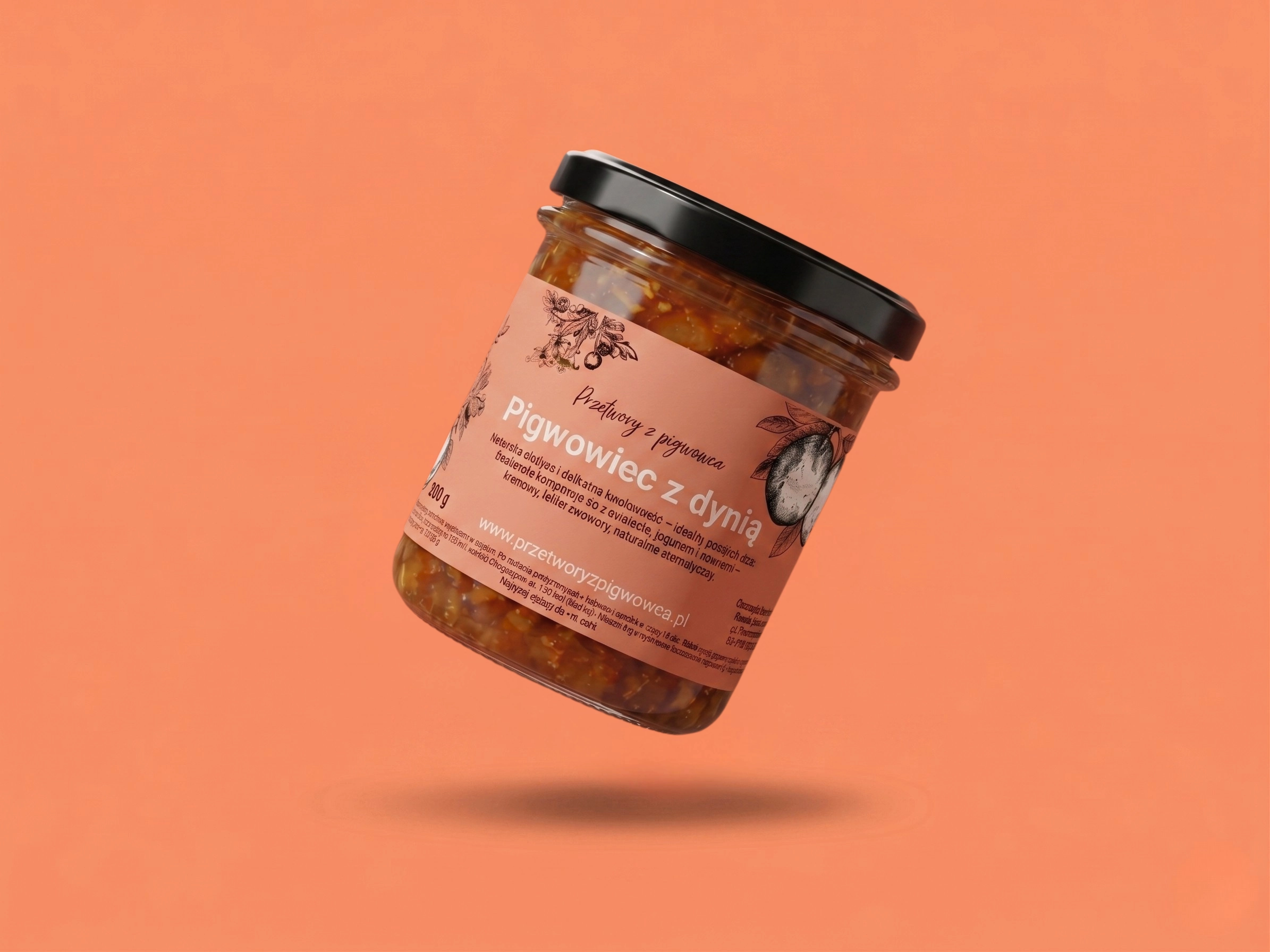Słoik przetworów o smaku pigwowca z dynią na tle pomarańczowego. Produkt lokalny, 300g.