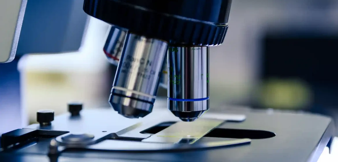 Zbliżenie na soczewki mikroskopu w laboratorium naukowym, ostrość na detale optyczne.