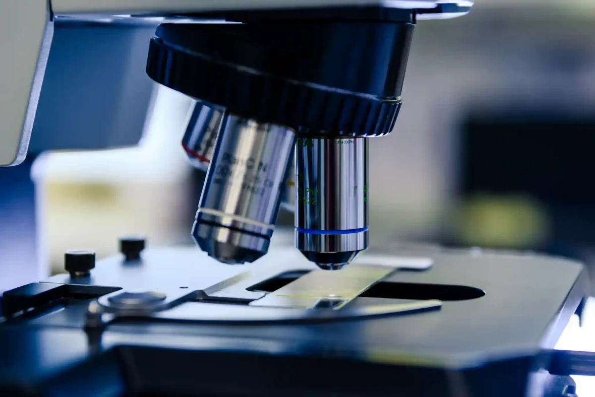 Zbliżenie na soczewki mikroskopu w laboratorium naukowym, ostrość na detale optyczne.
